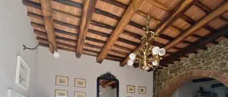 Fernseher, DVD-Player, Bücher, Stereoanlage