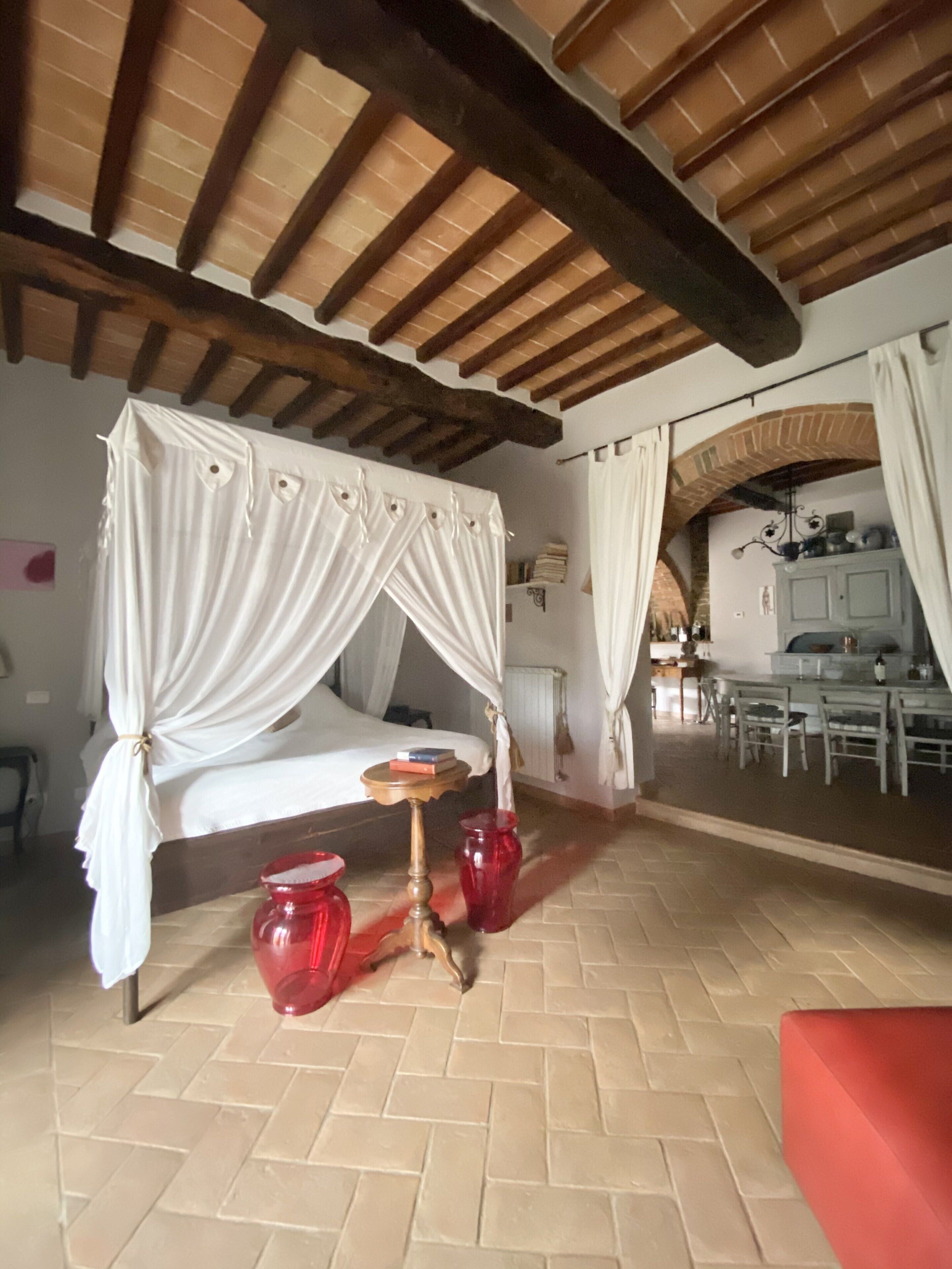 1 habitación, escritorio, tabla de planchar con plancha y cuna de viaje 