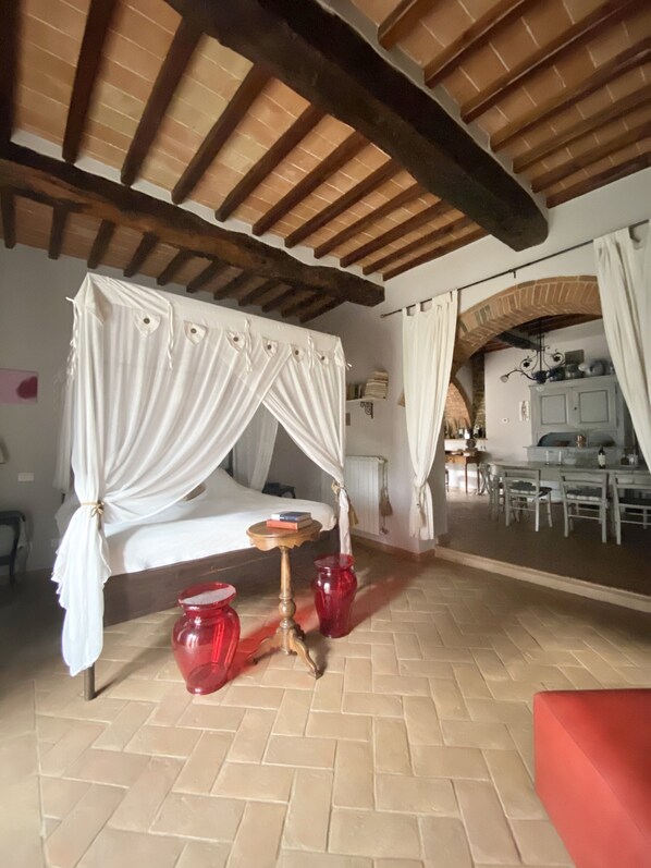 1 soverom, skrivebord, strykejern/-brett og reiseseng for barn