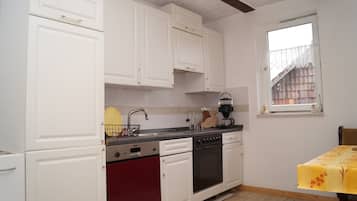 Køleskab, mikrobølgeovn, ovn, kogeplade