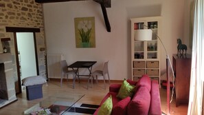 تلفزيون، مدفأة، كُتُب، ستيريو