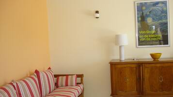 Een televisie en boeken