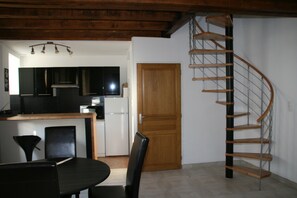 Fernseher, Kamin, DVD-Player, Bücher