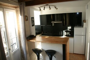 Kühlschrank, Mikrowelle, Ofen, Herdplatte