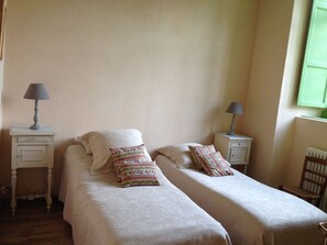 2 bedrooms, iron/ironing board, travel cot, free WiFi