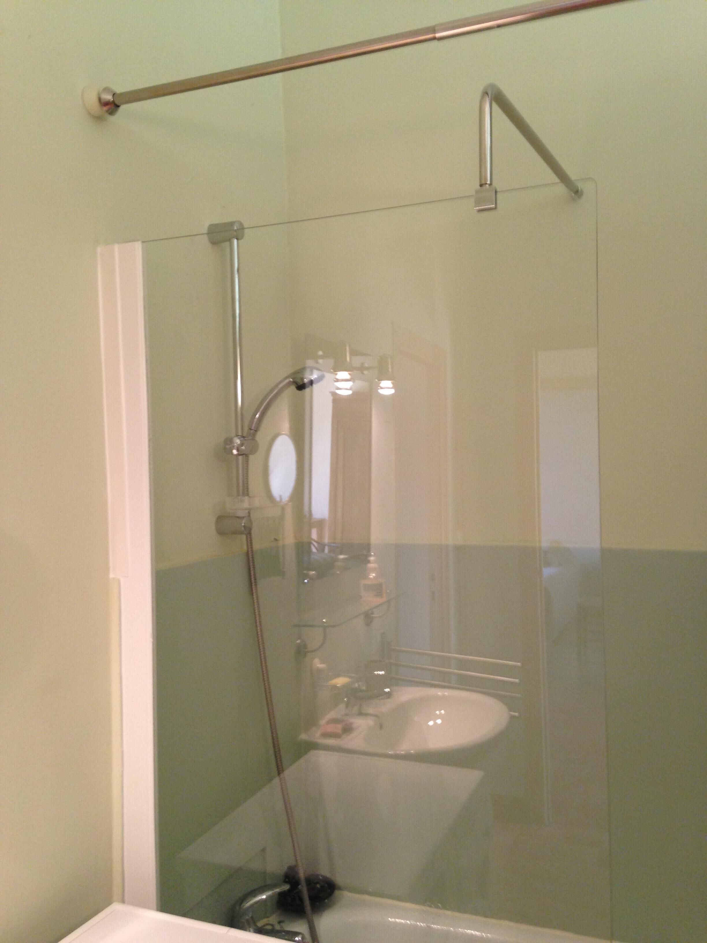 Baignoire, sèche-cheveux, serviettes fournies, papier toilette