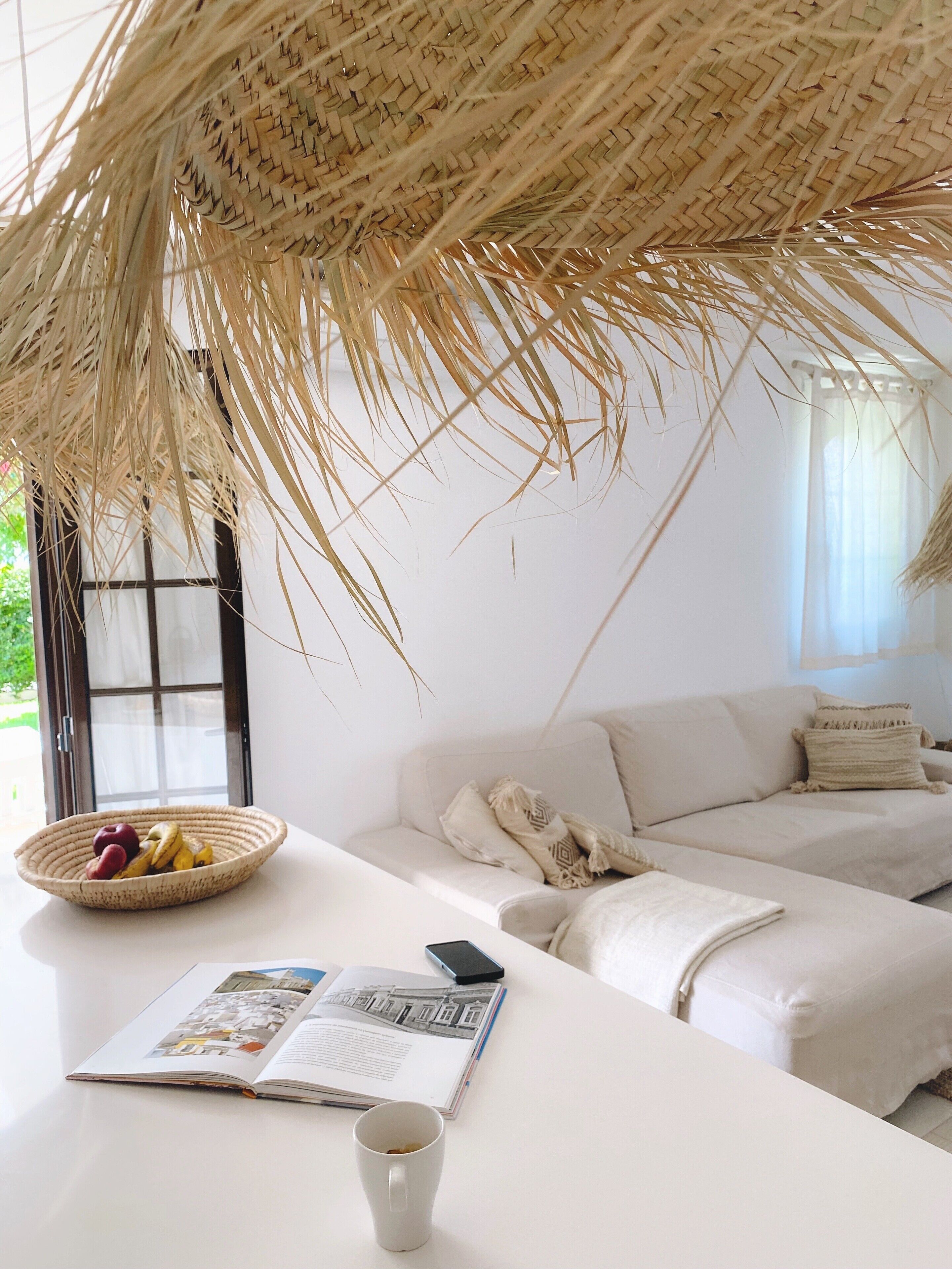 Una televisión, una chimenea