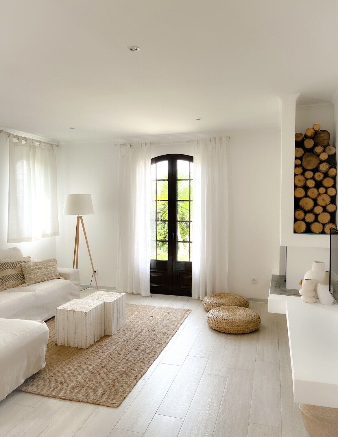 Una televisión, una chimenea