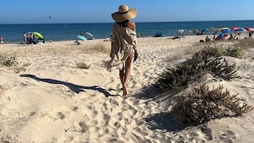 Ubicación cercana a la playa y tumbonas