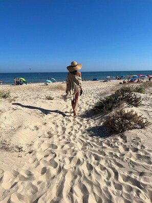 Nær stranden og solsenger