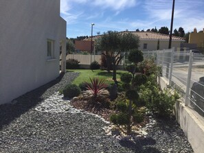 Property grounds - VILLA AND GARDEN in the SOLEIL (La Palme)