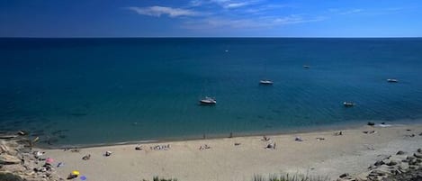 Una spiaggia nelle vicinanze