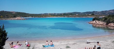 Una spiaggia nelle vicinanze