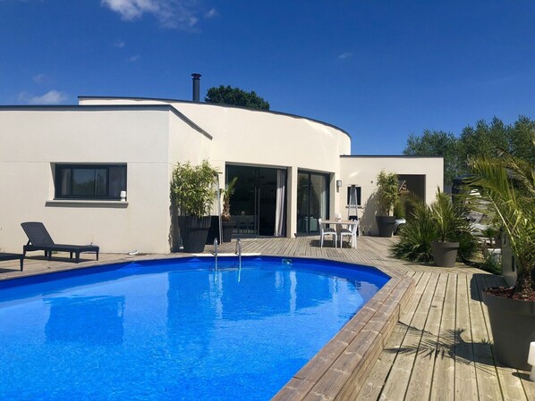 Lämmitetty uima-allas