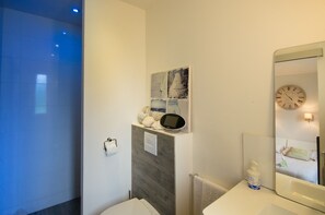 Haartrockner, Handtücher, Seife, Toilettenpapier