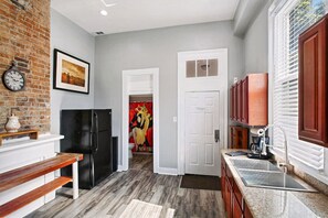 ثلاجة، ميكروويف، فرن، موقد طهي مسطح