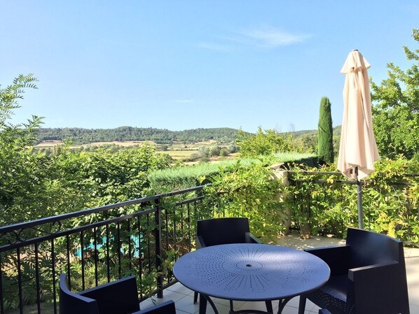 Outdoor dining - Charming Village House,Uzès 5 Km, Pool, Walled Gardens, Views, 2 bedrooms (Serviers-et-Labaume)