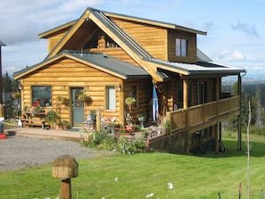 Exterior - Have an Authentic Log Cabin Alaskan 5 Star experience at "The Eagles Nest" (Anchorage)