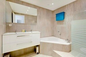 Dusche, Haartrockner, Handtücher, Toilettenpapier