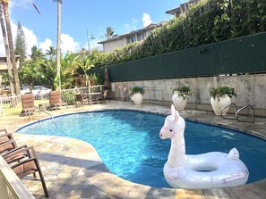 Una piscina al aire libre