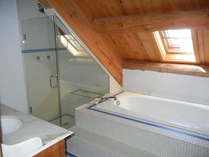 Badewanne, Whirlpool, Haartrockner, Handtücher