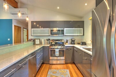 Mid Century Home con un toque moderno en el centro. ¡Cerca de todo con AC!