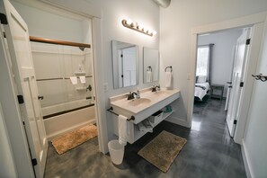 Dusche, Haartrockner, Handtücher, Shampoo