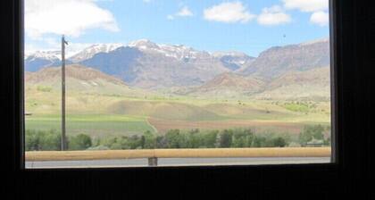 Stewart - Mökki, josta on näköala vuorille, lähellä Yellowstonea