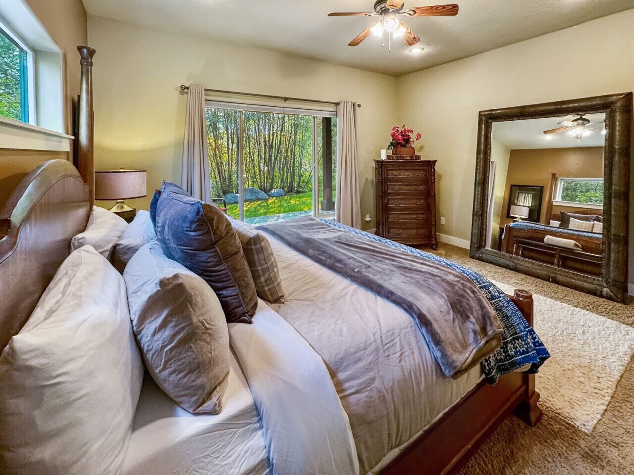 4 عدّة غرف نوم ومكتب ومكواة/لوح كي وسرير سفر