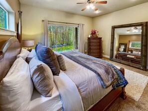 4 makuuhuonetta, työpöytä, silitysrauta/-lauta, vauvan matkasänky