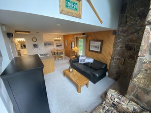 Fernseher, Kamin, DVD-Player, Stereoanlage