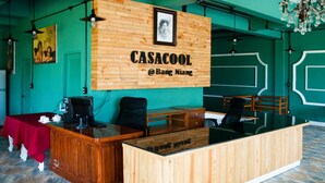 Una recepción con un letrero de madera que dice "CASACOOL @ Bang Nian".