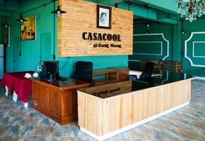 Una recepción con un letrero de madera que dice "CASACOOL @ Bang Nian".
