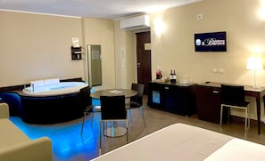 Phòng Suite, bồn tắm thủy lực | Bộ trải giường bằng vải Frette của Ý, bộ đồ giường cao cấp 
