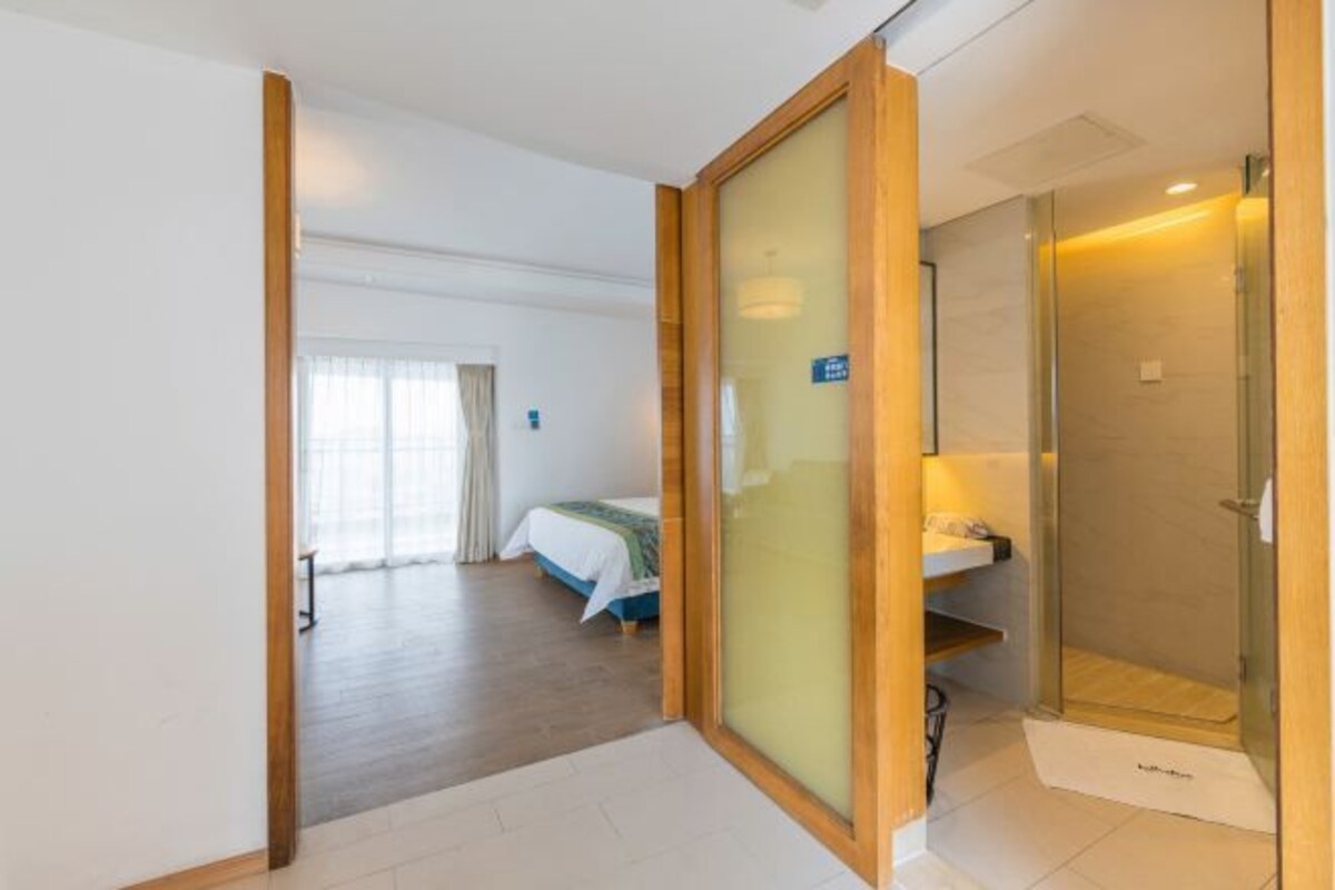 Minibar, blackout drapes, iron/ironing board, WiFi (free)