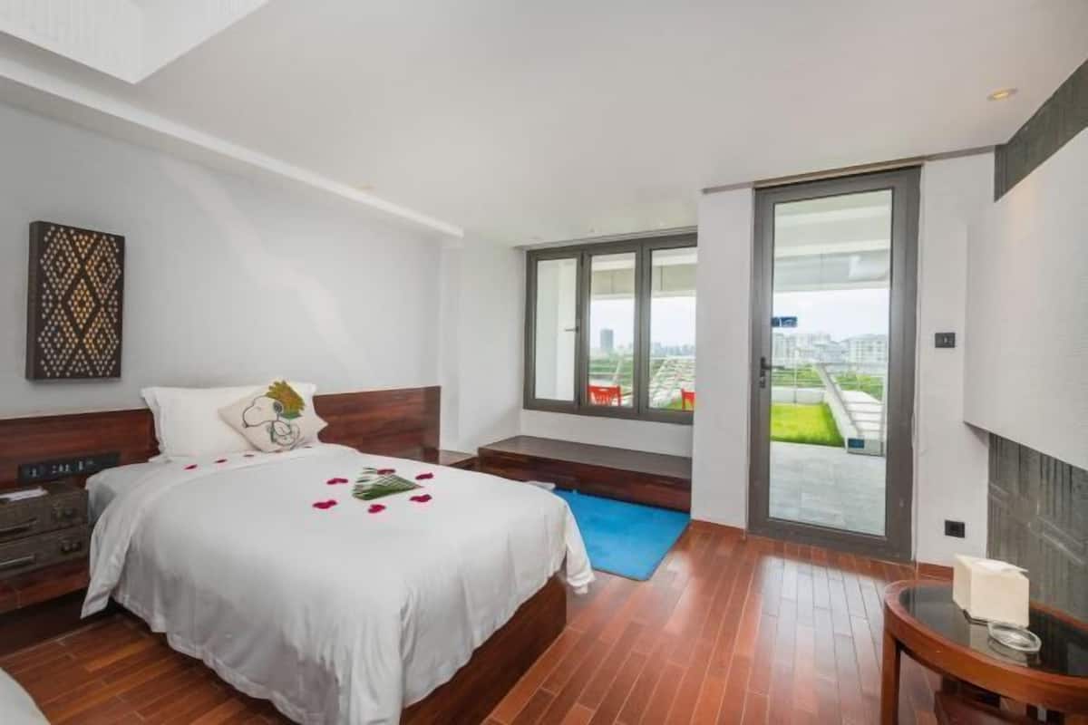 Minibar, blackout curtains, iron/ironing board, free WiFi