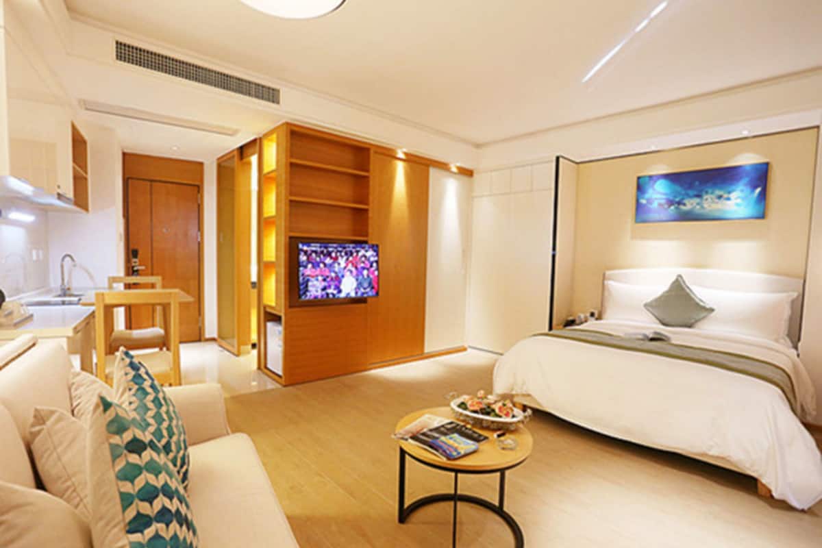 Deluxe Studio Suite With River View | Minibar, blackout curtains, iron/ironing board, free WiFi