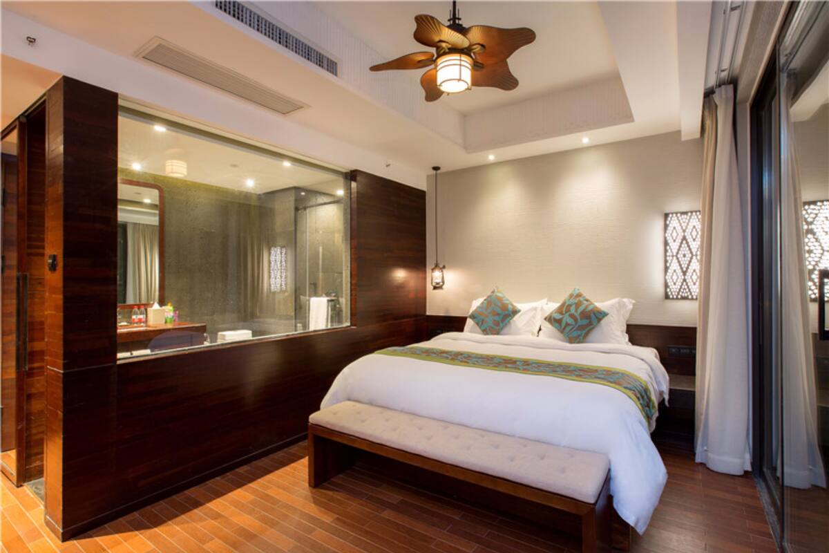 Habitación Deluxe, 1 cama de matrimonio, vistas a la ciudad | Minibar, cortinas opacas, tabla de planchar con plancha y wifi gratis