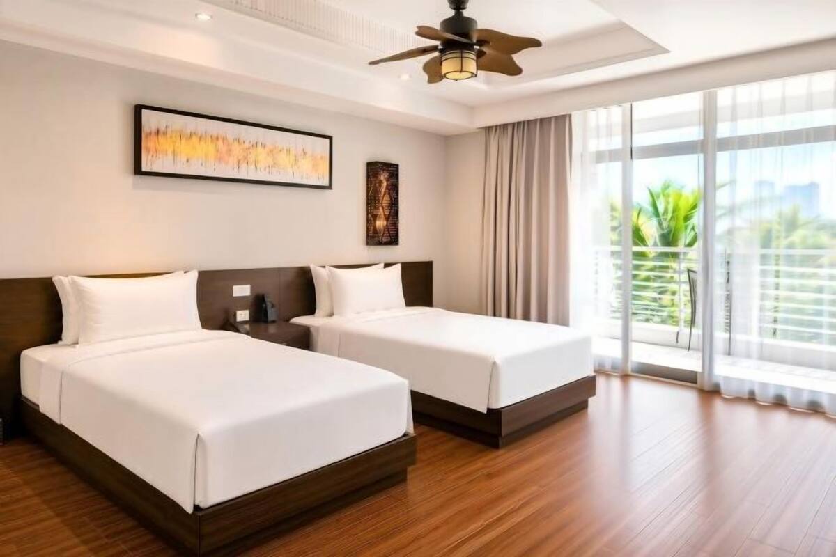 Minibar, cortinas opacas, tabla de planchar con plancha y wifi gratis