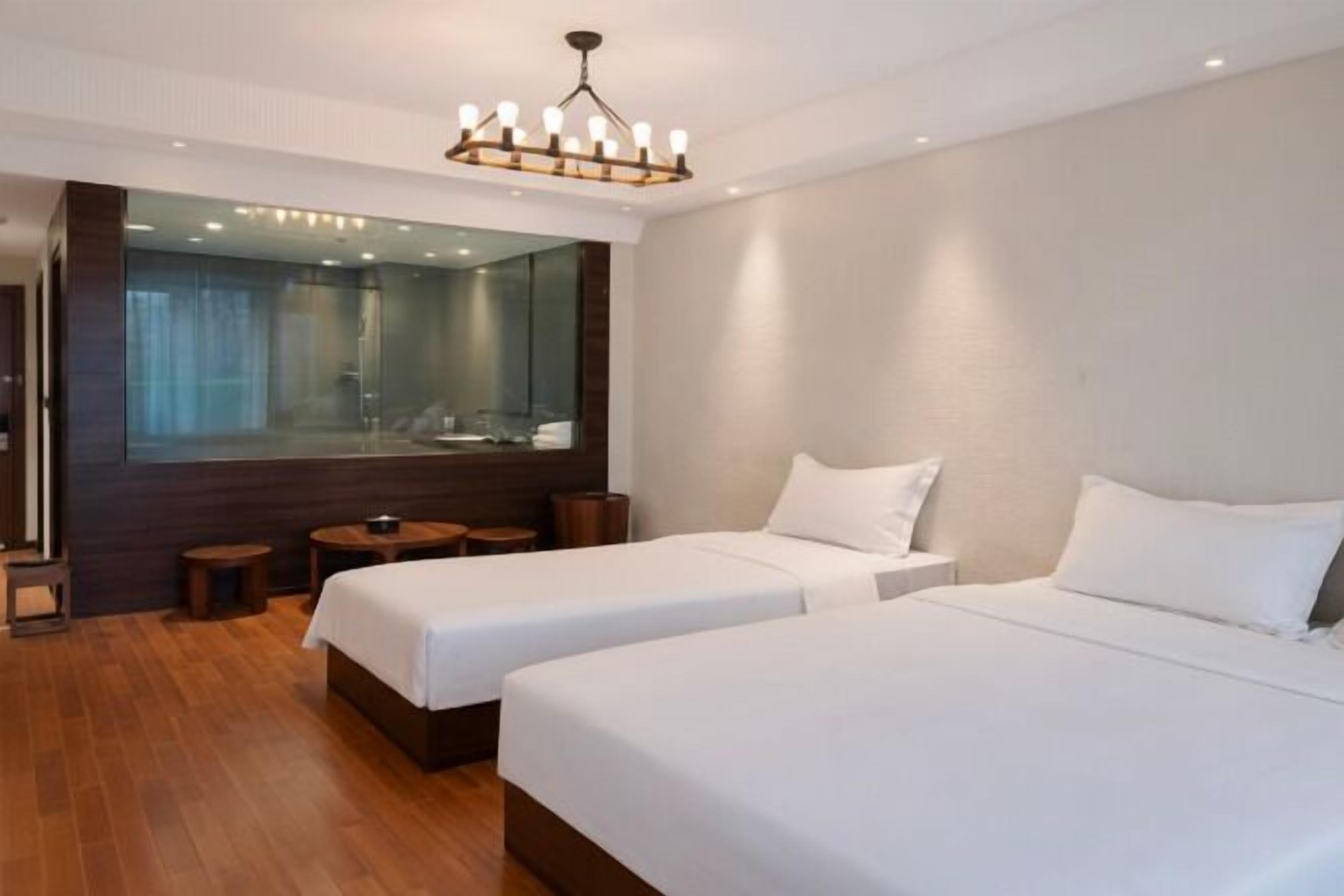 Een minibar, verduisterende gordijnen, een strijkplank/strijkijzer