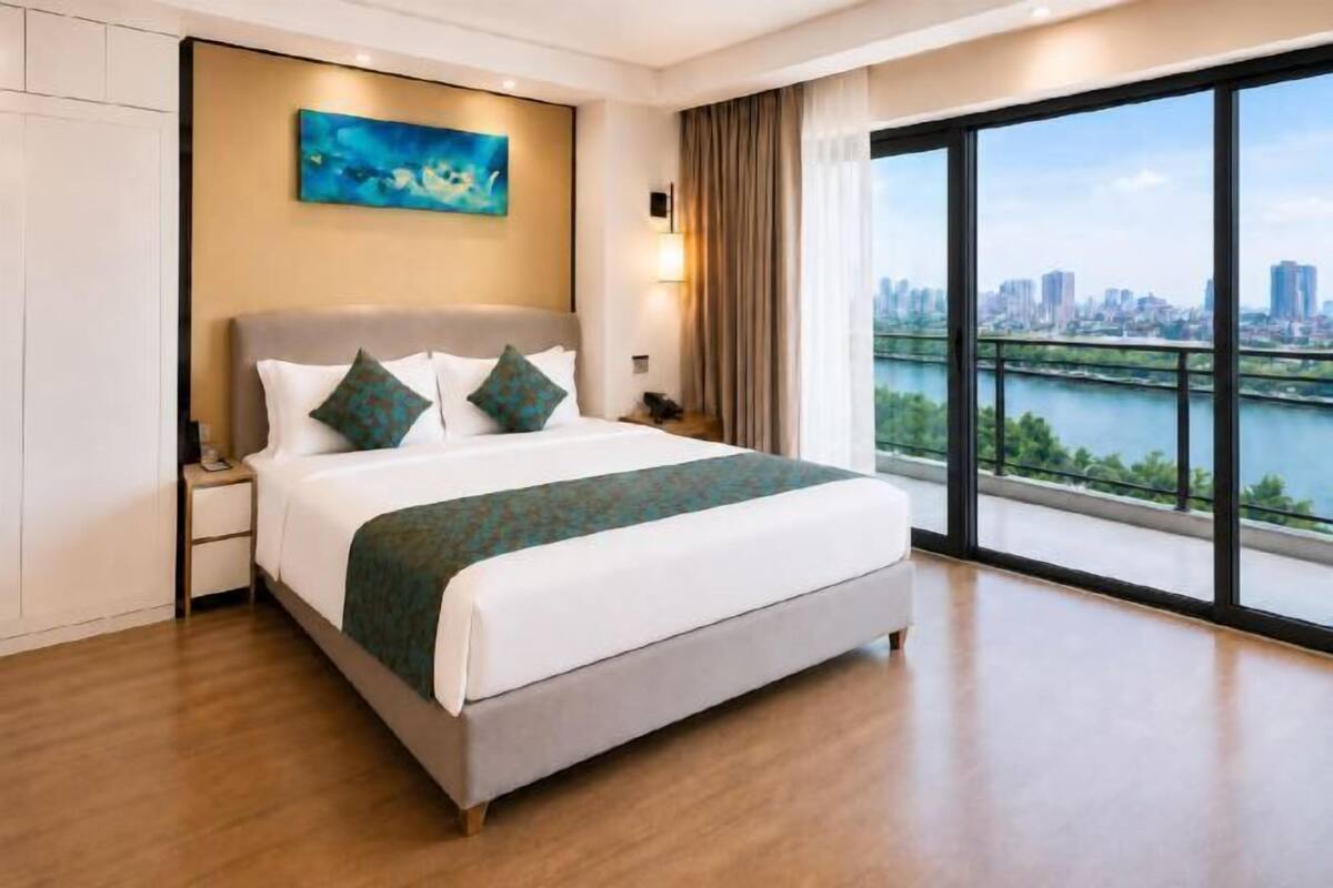 Minibar, cortinas opacas, tabla de planchar con plancha y wifi gratis
