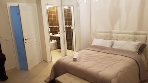 Deluxe Suite | Premium bedding, minibar, individually decorated, individually furnished