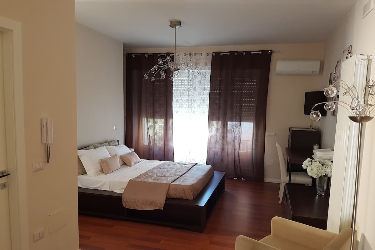 Suite, Ensuite | 1 bedroom, premium bedding, minibar, individually decorated