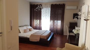 Suite, baño en la habitación | 1 habitación, ropa de cama de alta calidad y minibar