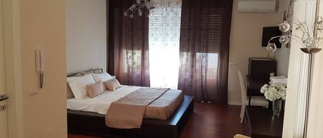 Suite, en-suite badkamer | 1 slaapkamer, luxe beddengoed, een minibar, individueel gedecoreerd