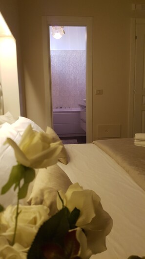 Quarto casal luxo, suíte | 1 quarto, roupas de cama premium, frigobar, individualmente decorados