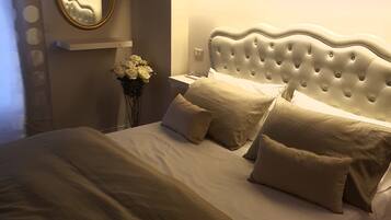 Habitación doble Deluxe, baño en la habitación | 1 habitación, ropa de cama de alta calidad y minibar