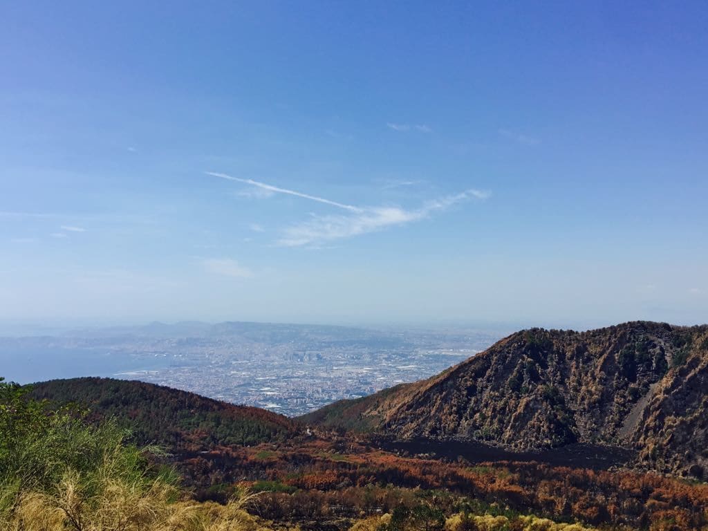 Un paisaje montañoso con una ciudad a lo lejos.