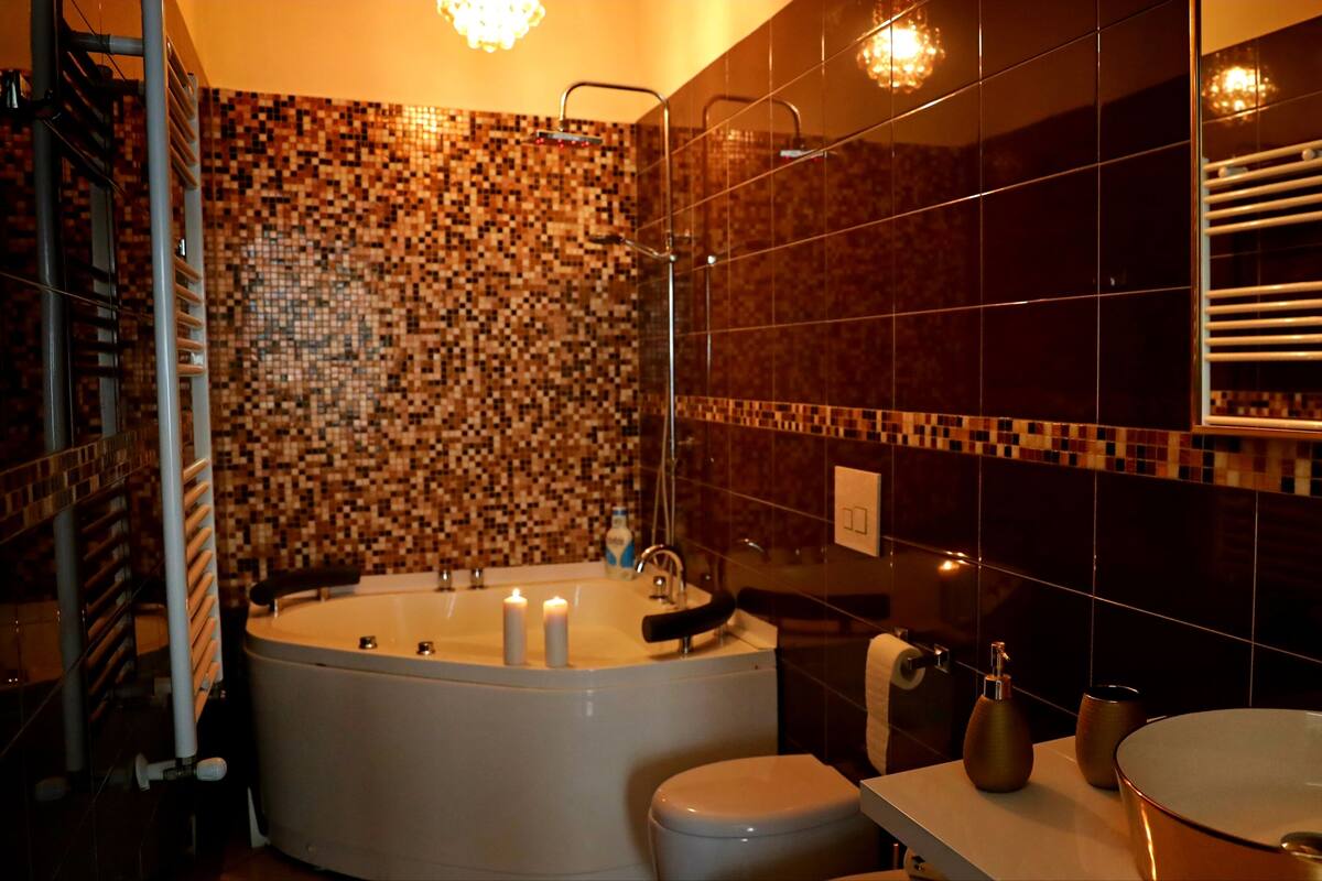 Une salle de bain moderne avec une baignoire sur pieds, des toilettes et un lavabo.