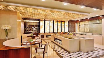 2 restaurants, breakfast served